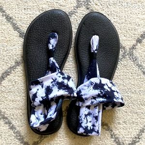 Black tie dye Sanuk size 9